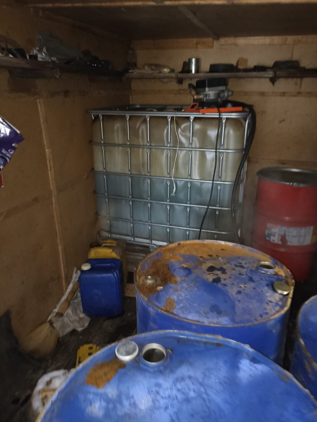 Воровали топливо, а потом сбывали его: в Харьковской области разоблачили группу злоумышленников.