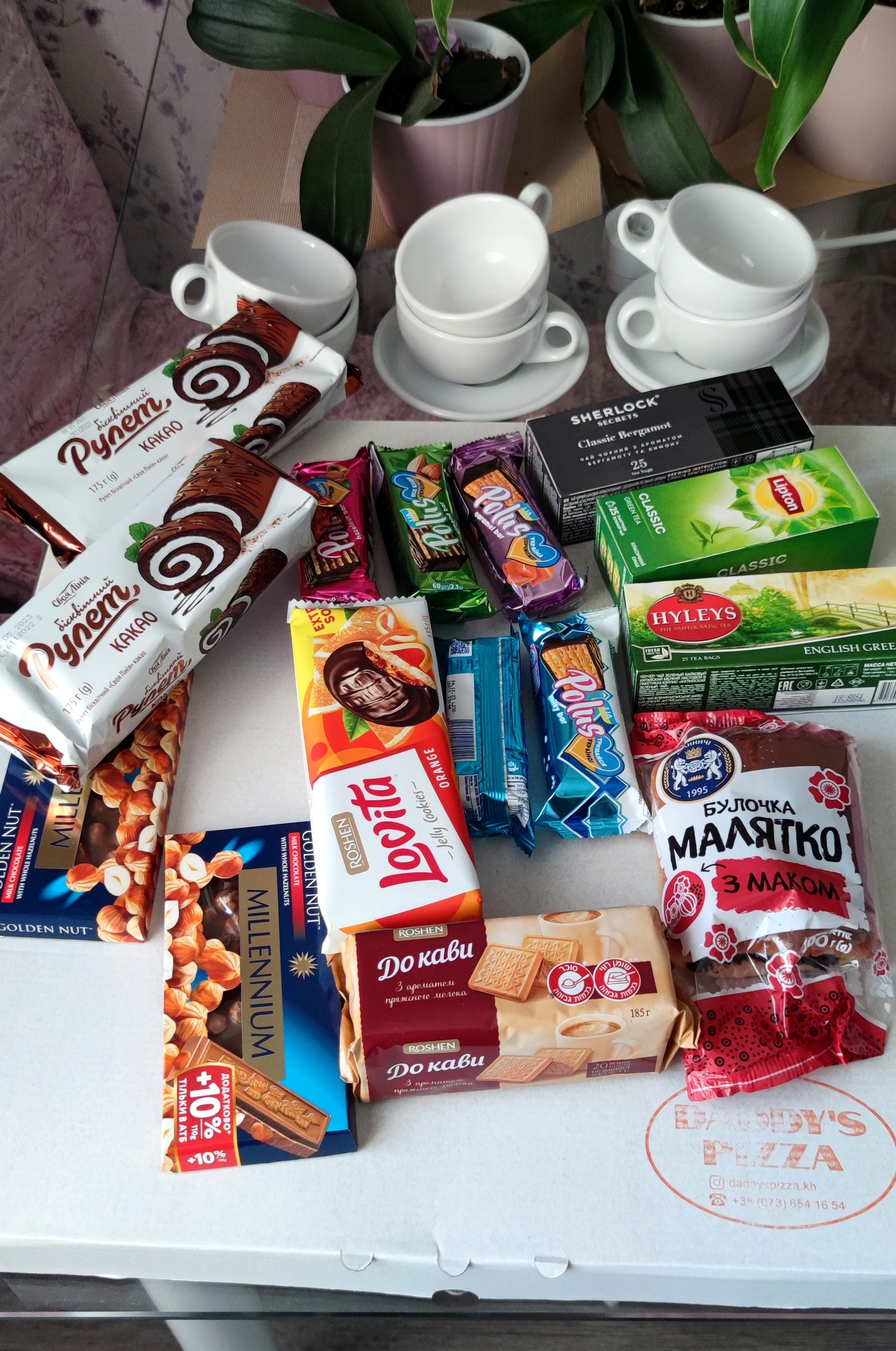 Лакомства, которые приносят Денису в знак благодарности