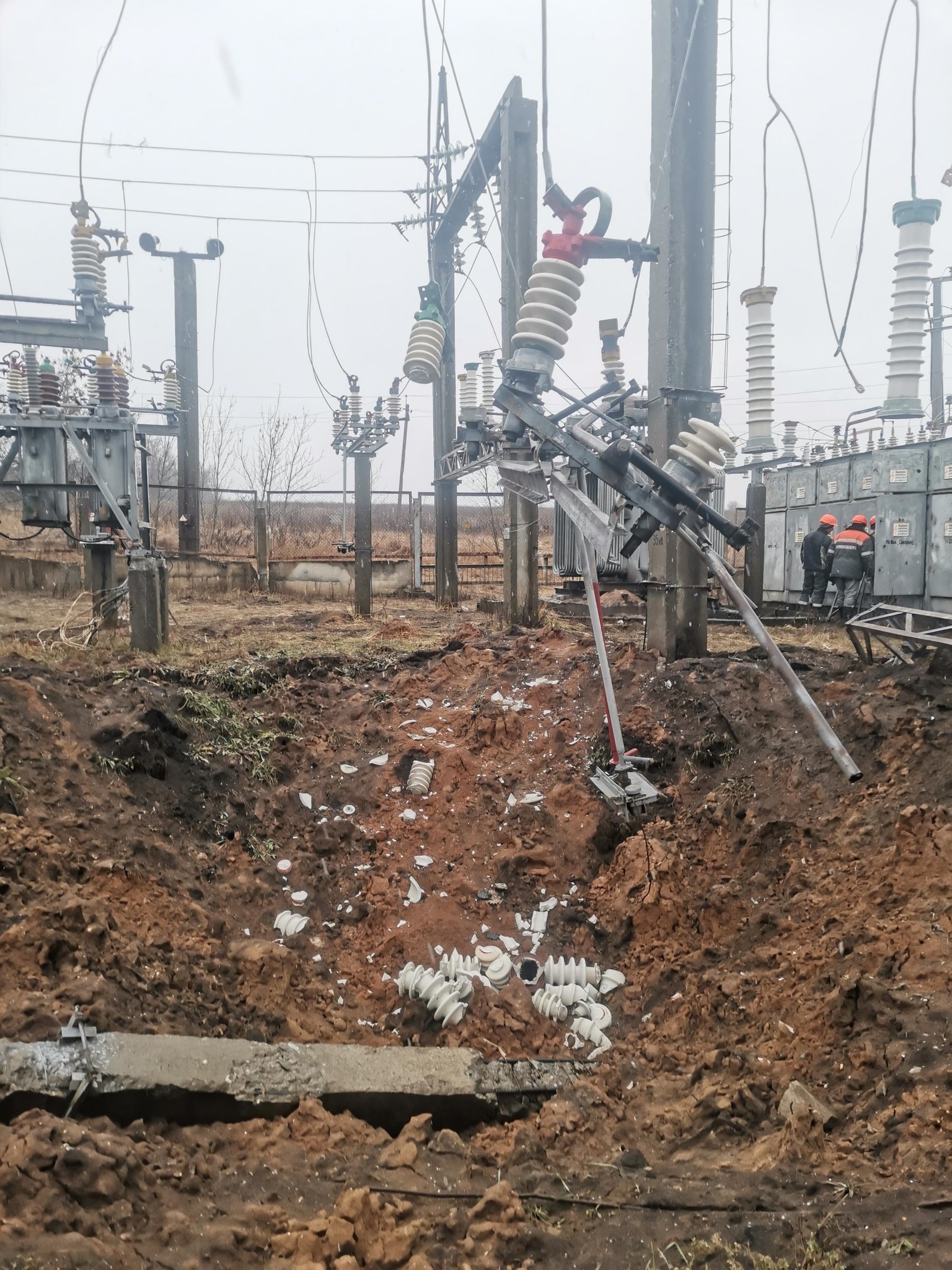Энергетики вернули свет еще в две деревни в Харьковской области