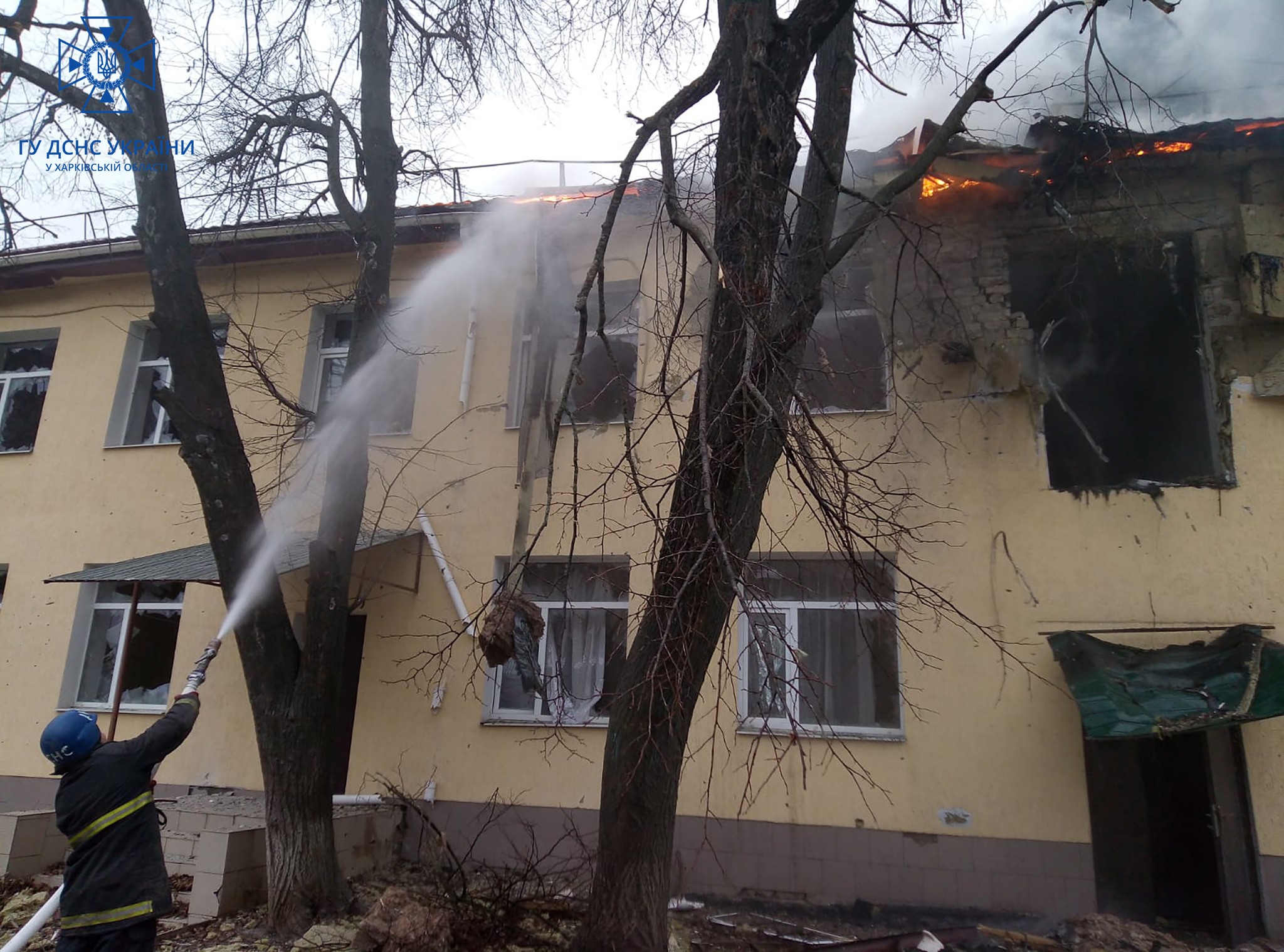 На Харьковщине почти три часа тушили пожар в лицее