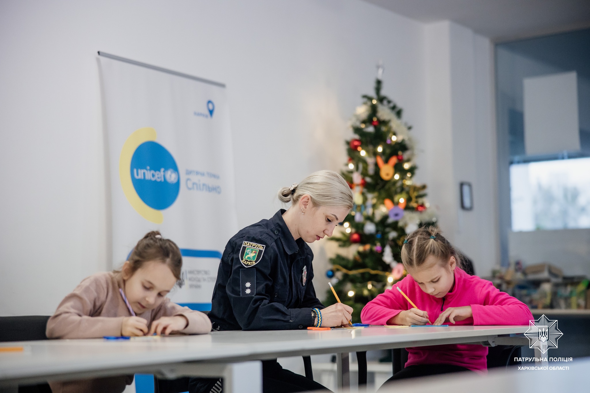 Для маленьких харьковчан патрульные организовали мастерскую фликеров