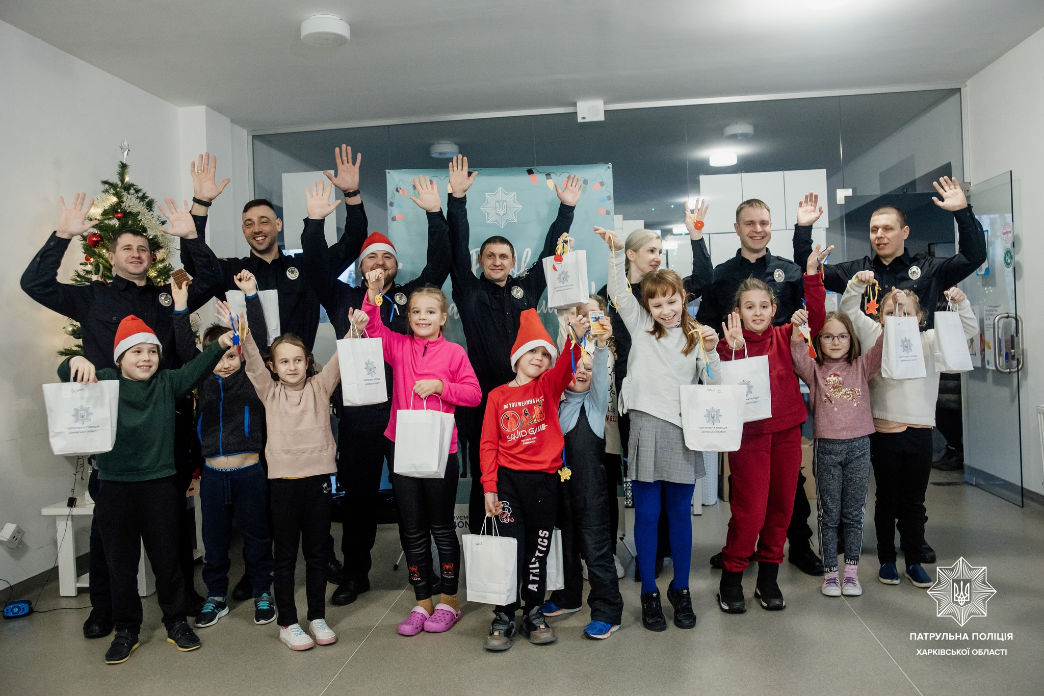 Для маленьких харьковчан патрульные организовали мастерскую фликеров