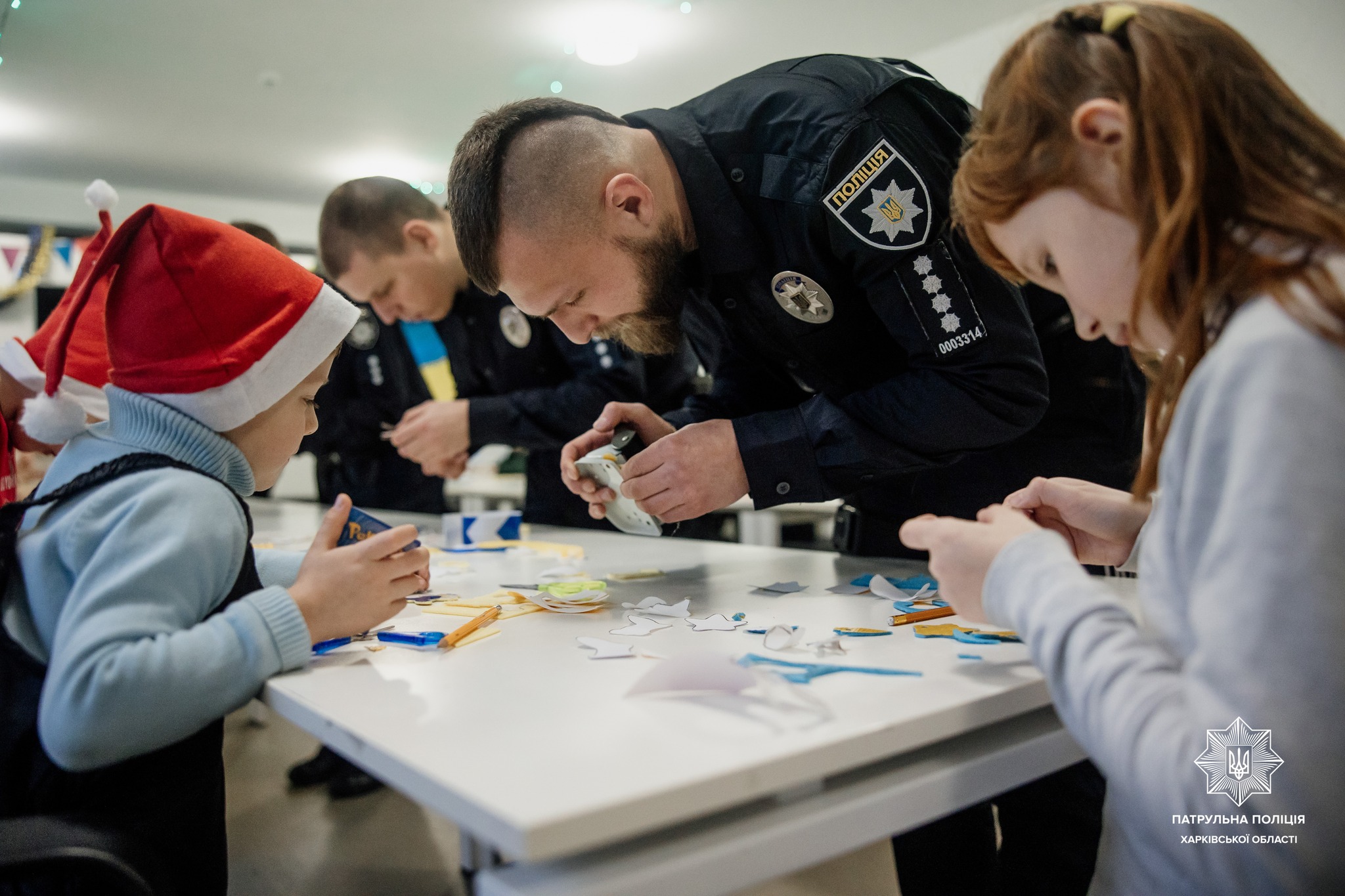 Для маленьких харьковчан патрульные организовали мастерскую фликеров