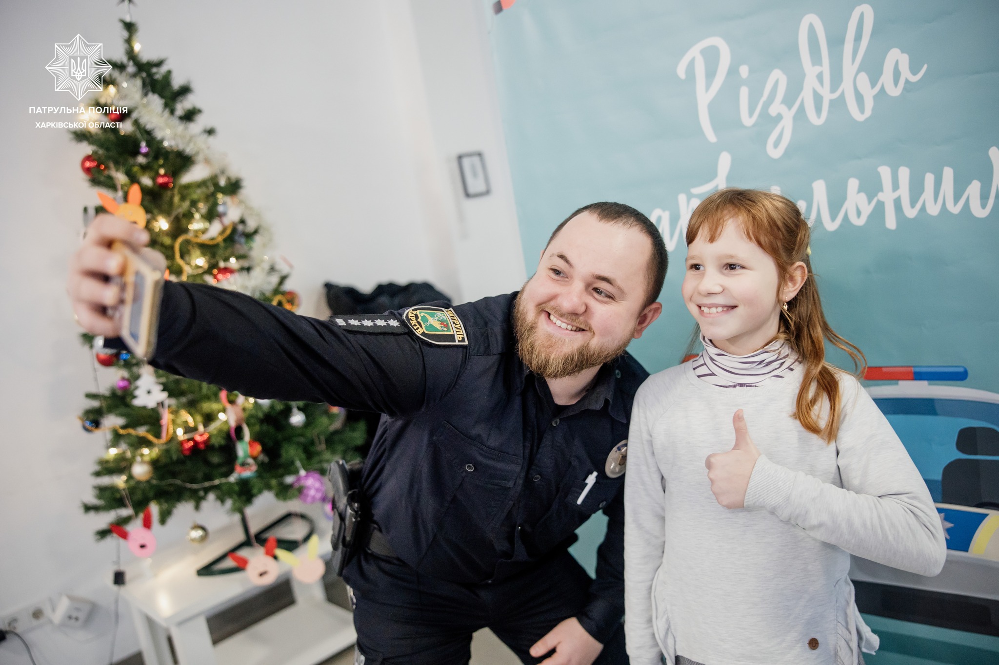 Для маленьких харьковчан патрульные организовали мастерскую фликеров