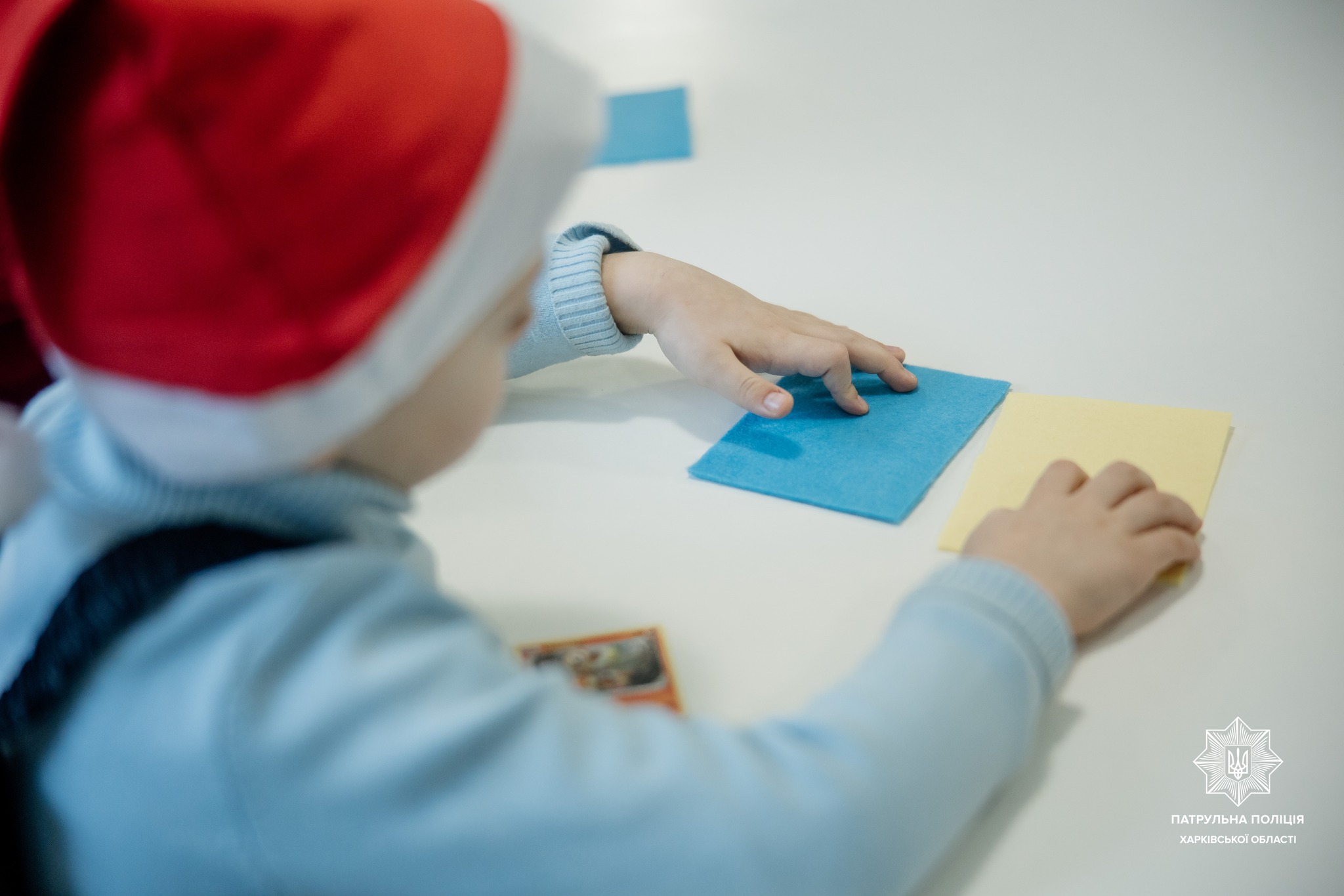 Для маленьких харьковчан патрульные организовали мастерскую фликеров