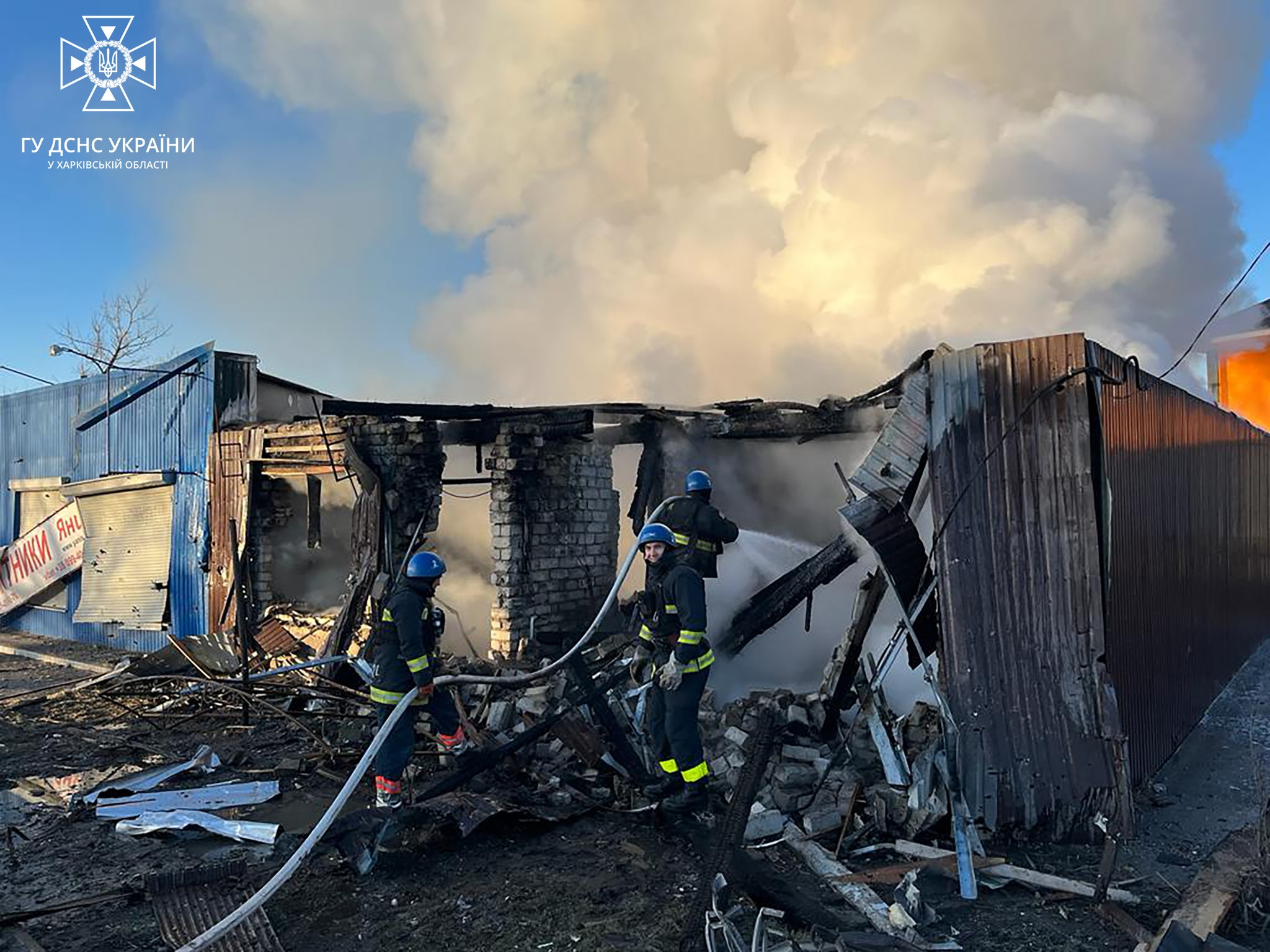 Спасатели показали, как тушили пожар в Купянске после утреннего обстрела.