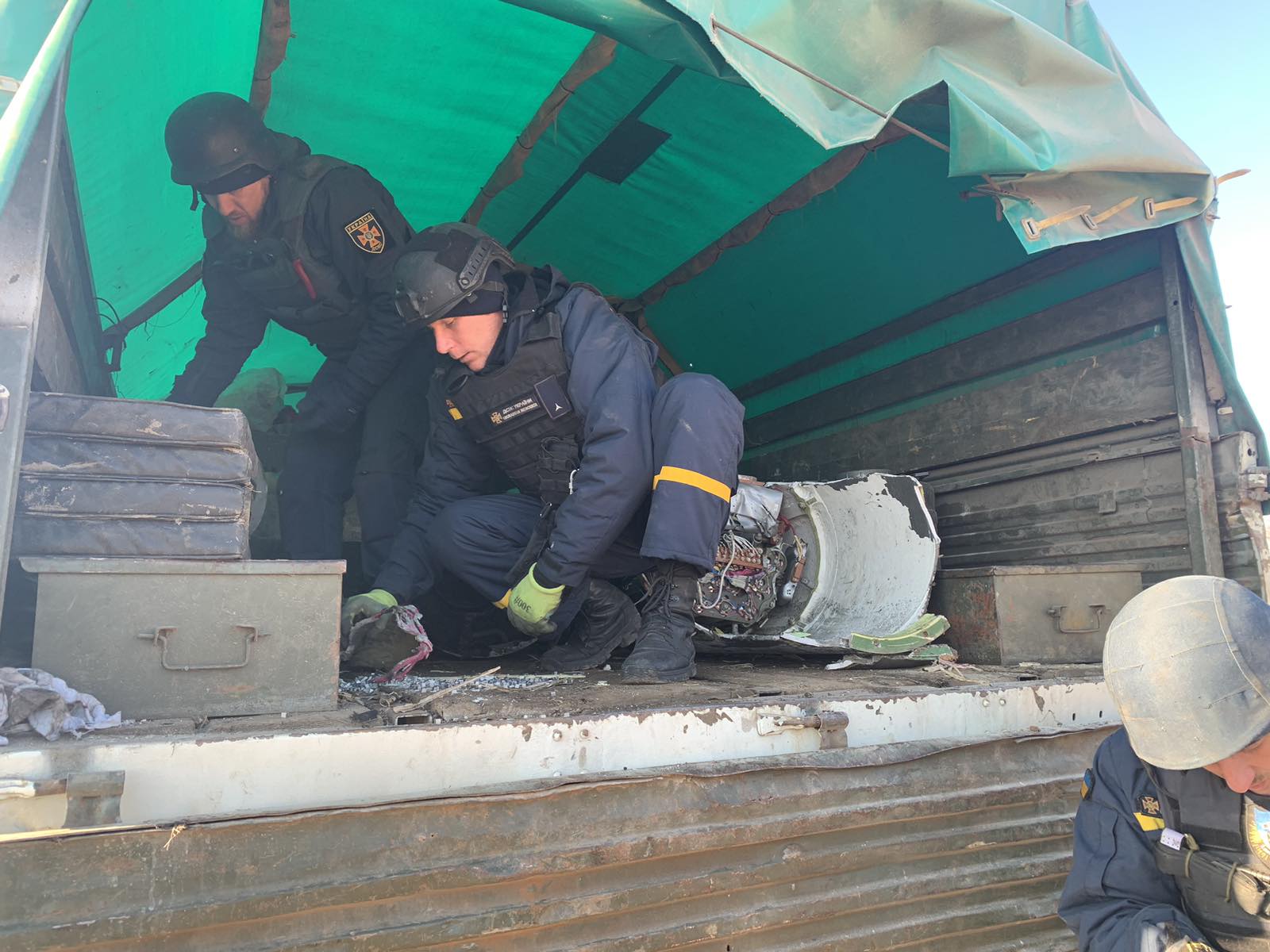 Спасатели показали, как вывозят остатки ракеты С-300 в Харьковской области.