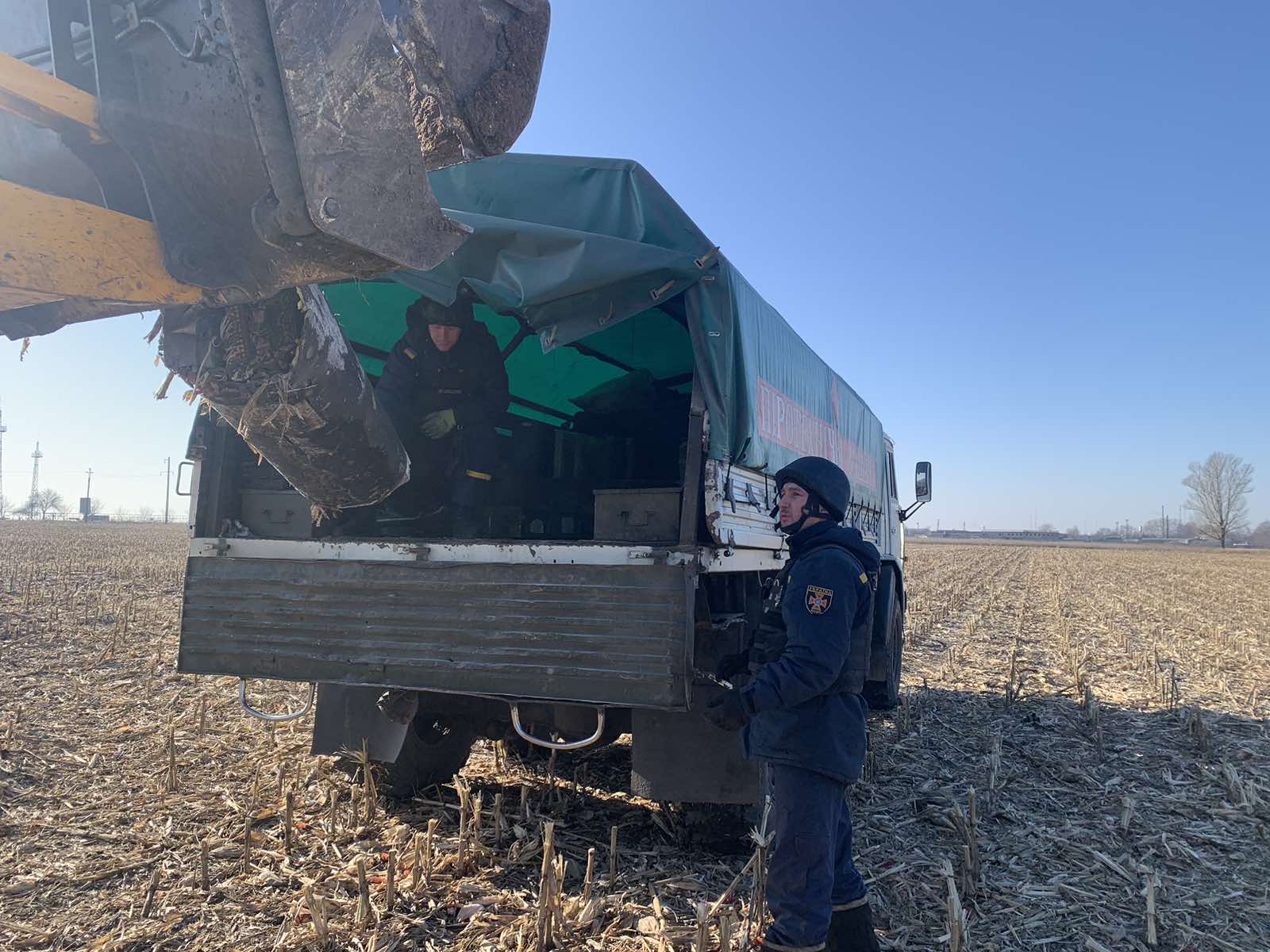 Спасатели показали, как вывозят остатки ракеты С-300 в Харьковской области.