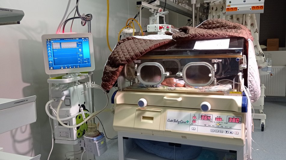 Волонтеры передали харьковским медикам реанимобиль для новорожденных