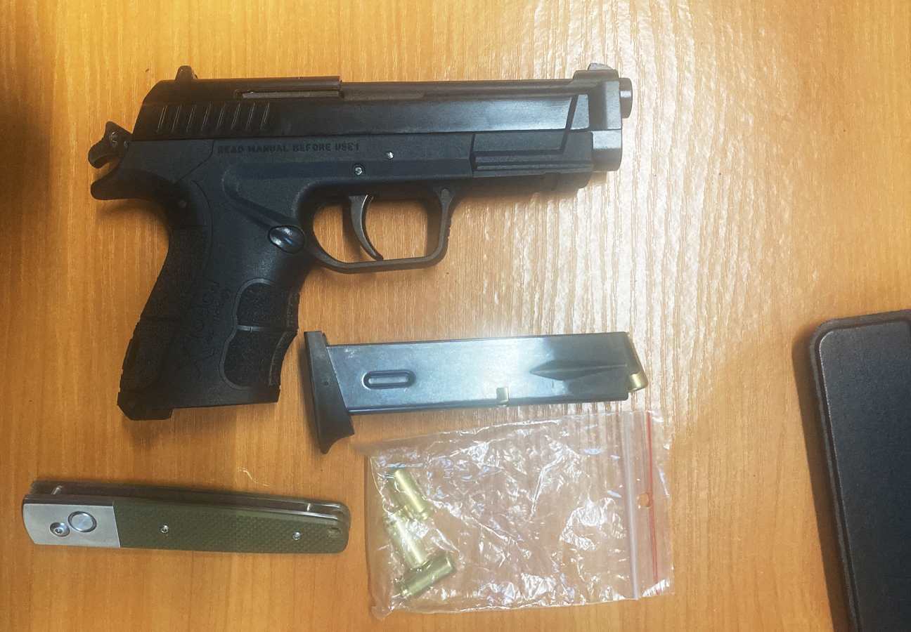 На Харківщині затримали чоловіка, який у маршрутці їхав з гранатами та пістолетом.