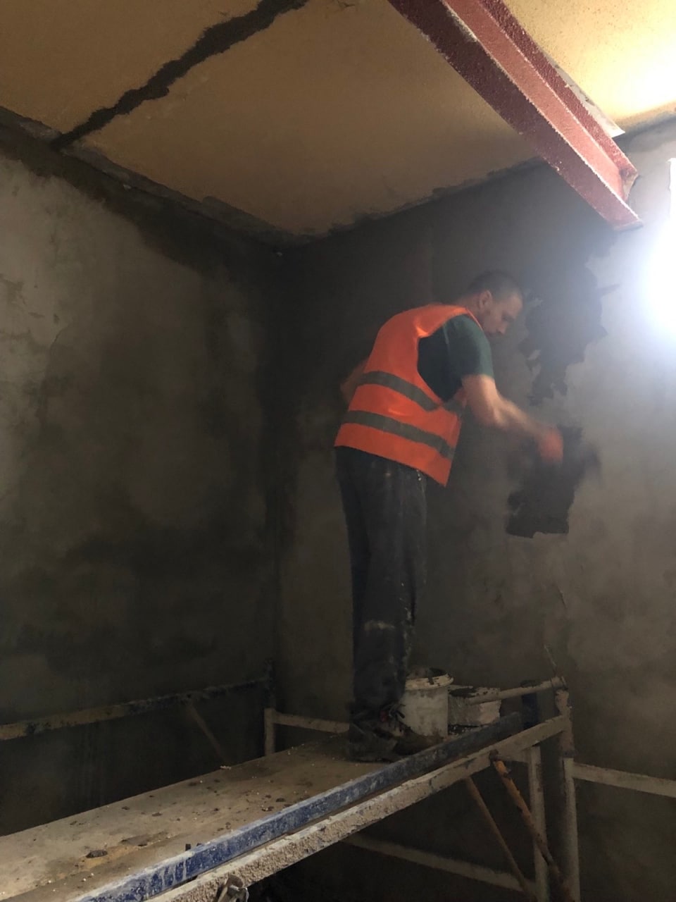 В Харькове восстанавливают пострадавшие от российских обстрелов дома