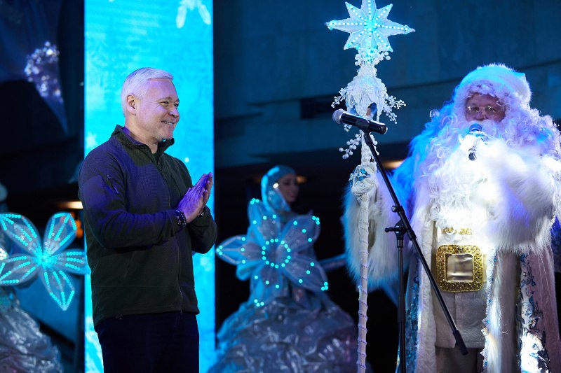 В Харьковском метро открыли новогоднюю елку