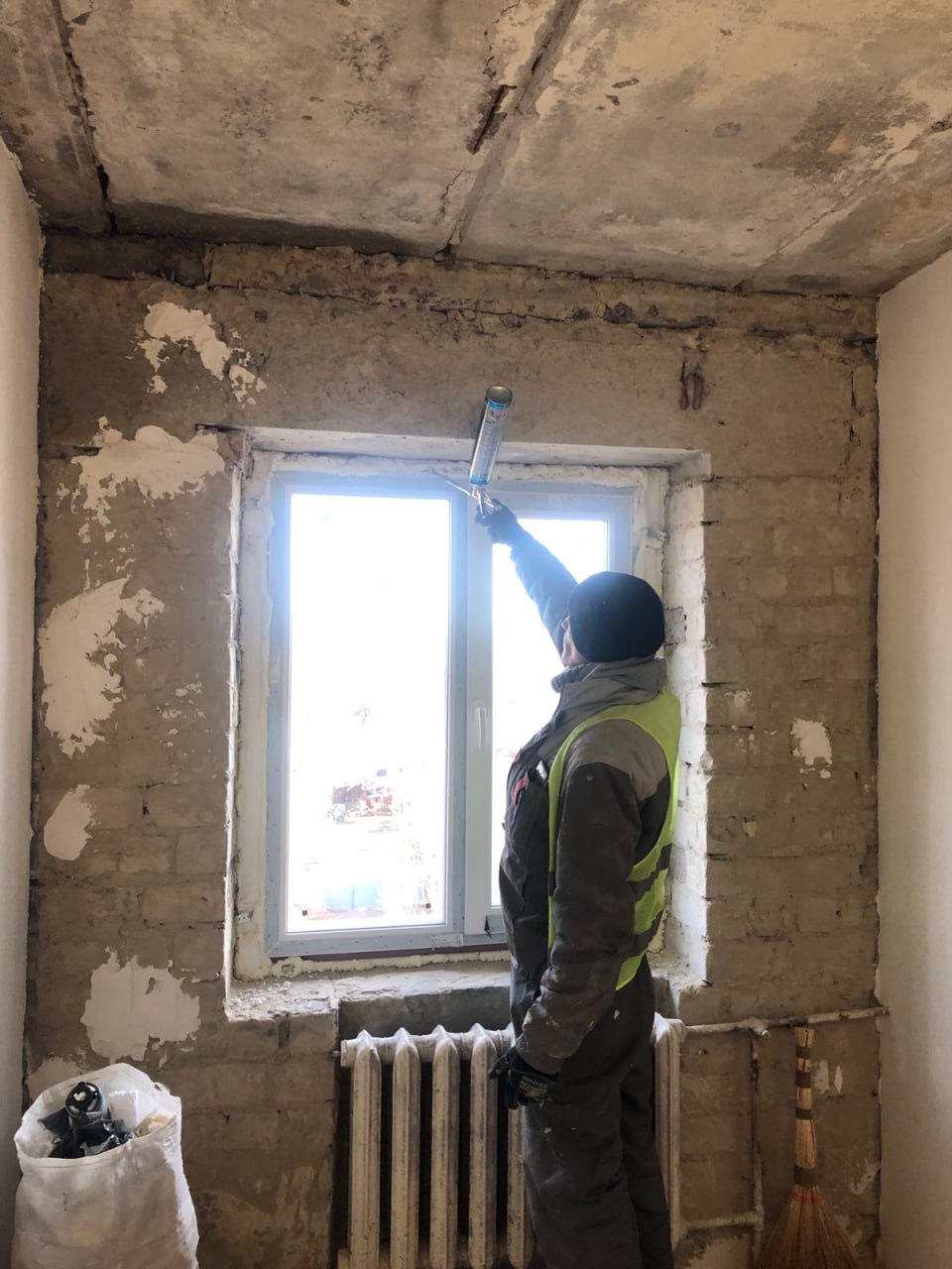 У Харкові відбудовують знищені російськими ракетами будинки