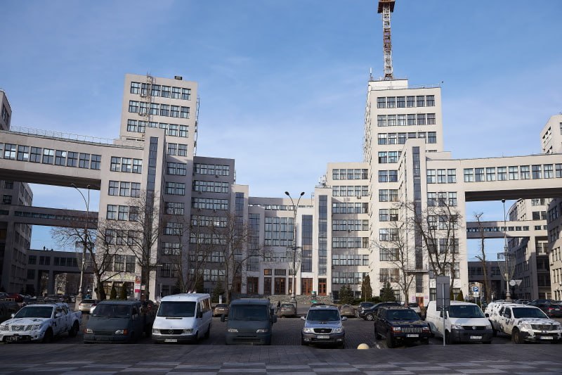 В Харькове военным и спасателям передали автомобили.