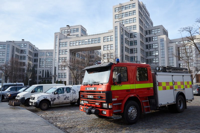В Харькове военным и спасателям передали автомобили.