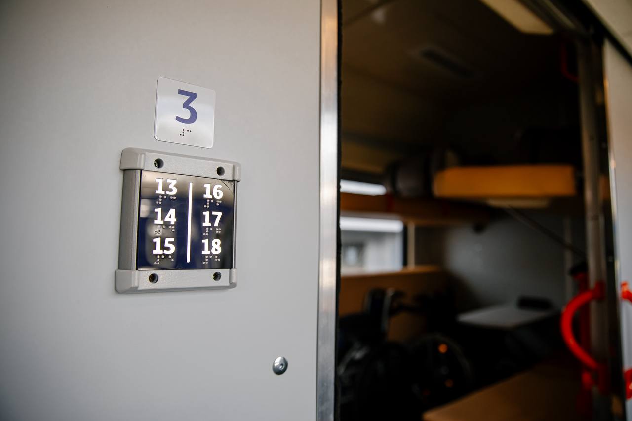 Укрзалізниця презентує перший безбар&rsquo;єрний вагон для груп пасажирів на колісному кріслі фото 2 1