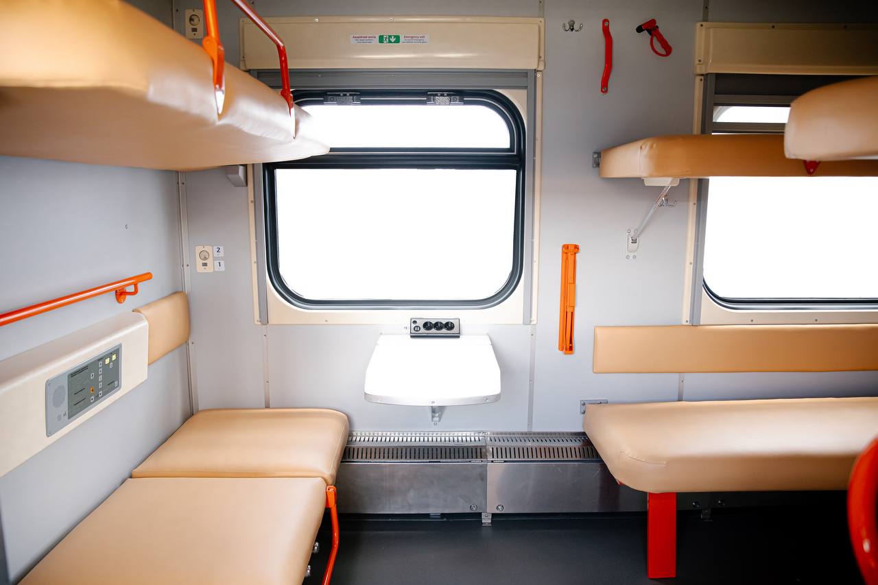 Укрзалізниця презентує перший безбар&rsquo;єрний вагон для груп пасажирів на колісному кріслі фото 3 2