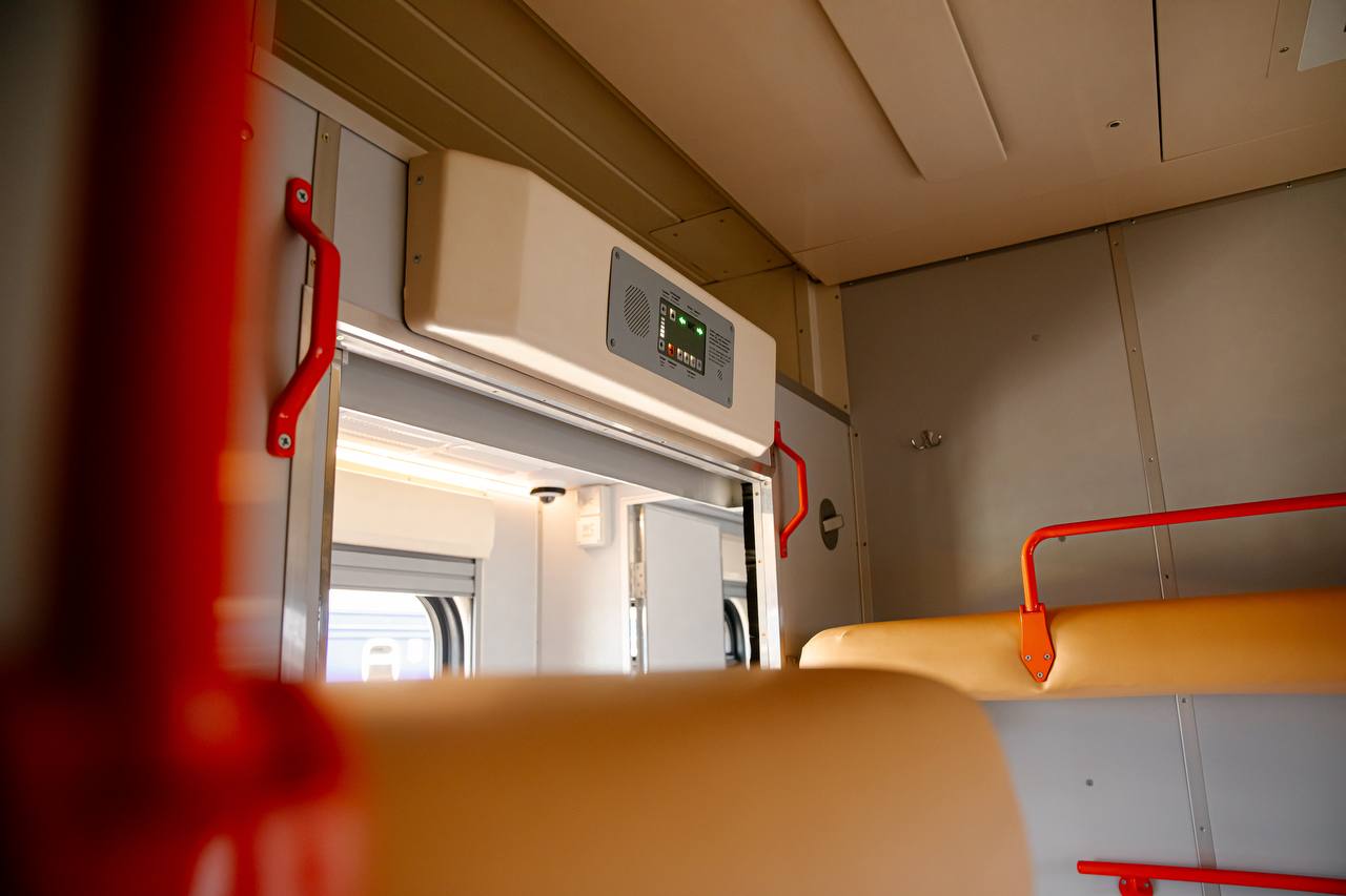 Укрзалізниця презентує перший безбар&rsquo;єрний вагон для груп пасажирів на колісному кріслі фото 4 3