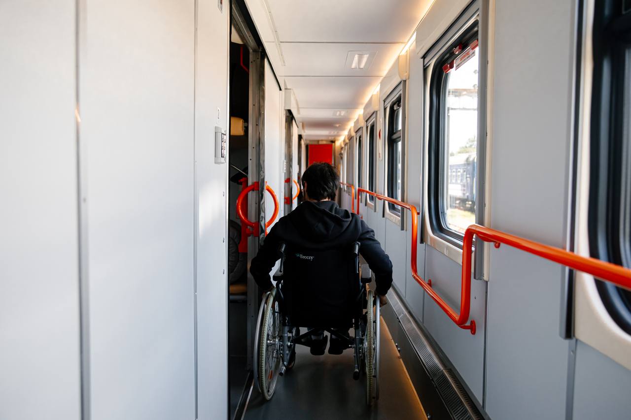 Укрзалізниця презентує перший безбар&rsquo;єрний вагон для груп пасажирів на колісному кріслі фото 5 4