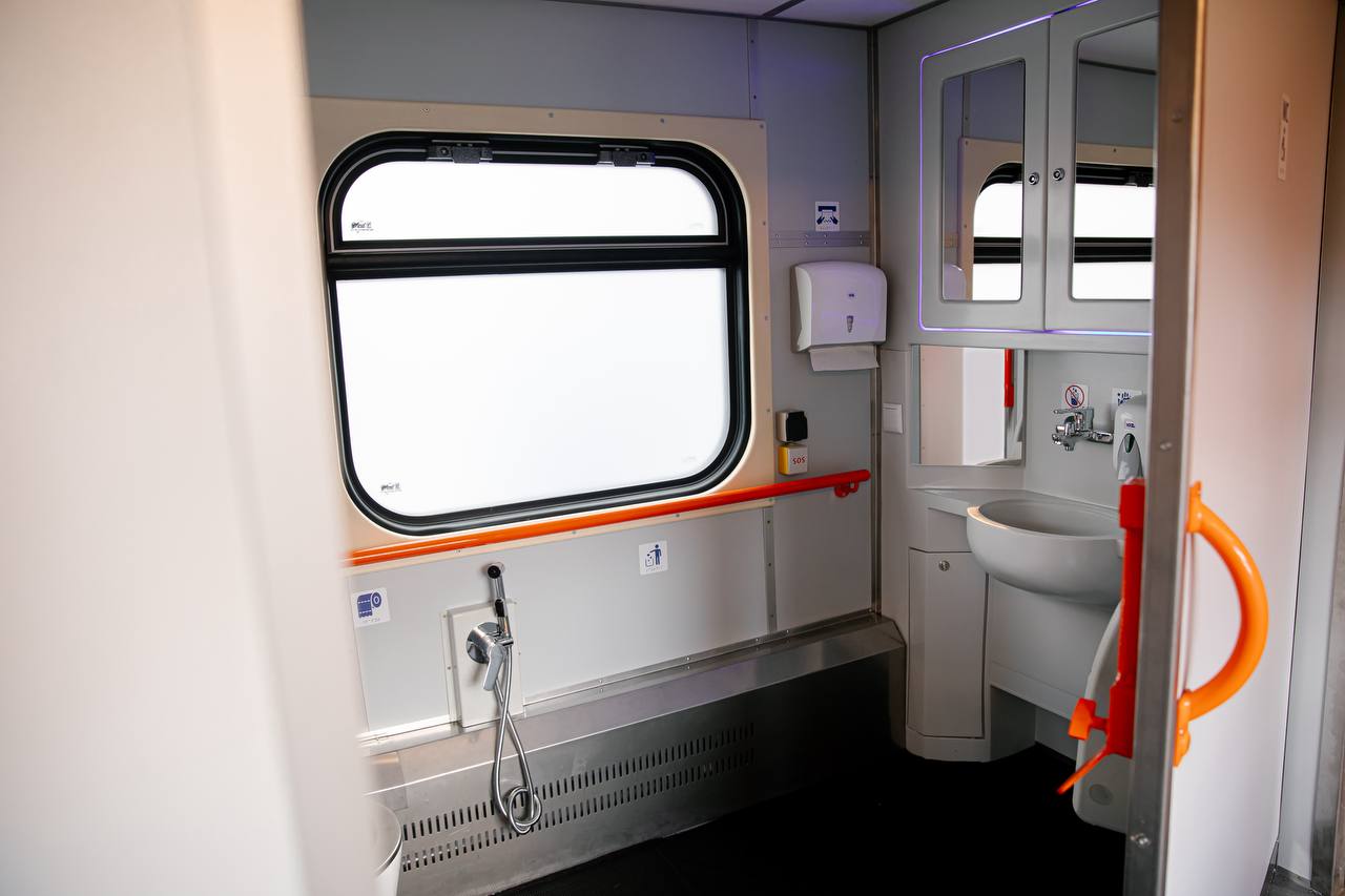 Укрзалізниця презентує перший безбар&rsquo;єрний вагон для груп пасажирів на колісному кріслі фото 6 5