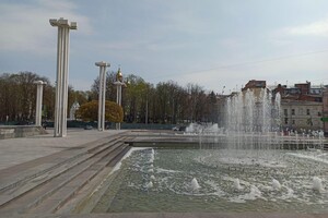 На опустевшей площади: в центре Харькова включили фонтан фото