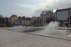 На опустевшей площади: в центре Харькова включили фонтан фото 1
