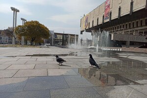 На опустевшей площади: в центре Харькова включили фонтан фото 2