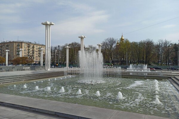 На опустевшей площади: в центре Харькова включили фонтан фото 3