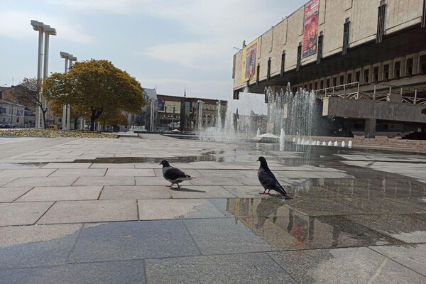 На опустевшей площади: в центре Харькова включили фонтан фото 7