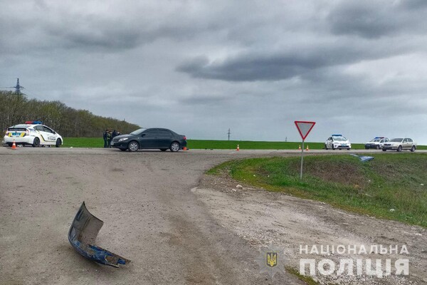 Двое погибших: на въезде в Харьков ВАЗ не пропустил Audi фото 1
