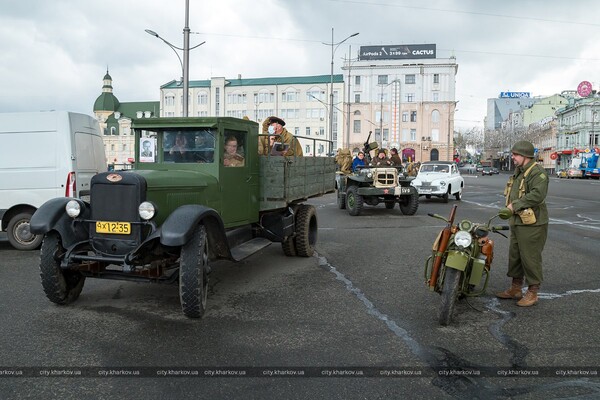 Harley-Davidson, Dodge и Победа: по улицам Харькова проехалась техника военных лет фото 4