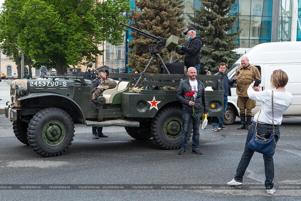 Harley-Davidson, Dodge и Победа: по улицам Харькова проехалась техника военных лет фото 6