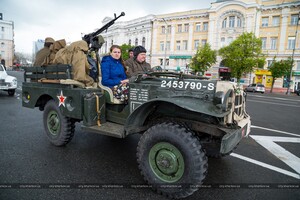 Harley-Davidson, Dodge и Победа: по улицам Харькова проехалась техника военных лет фото 7