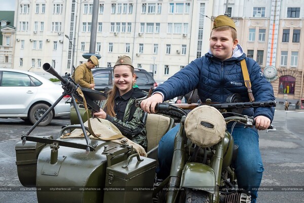 Harley-Davidson, Dodge и Победа: по улицам Харькова проехалась техника военных лет фото 9