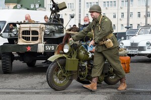 Harley-Davidson, Dodge и Победа: по улицам Харькова проехалась техника военных лет фото 10