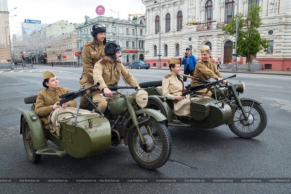 Harley-Davidson, Dodge и Победа: по улицам Харькова проехалась техника военных лет фото 18