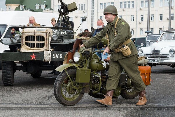 Harley-Davidson, Dodge и Победа: по улицам Харькова проехалась техника военных лет фото 19
