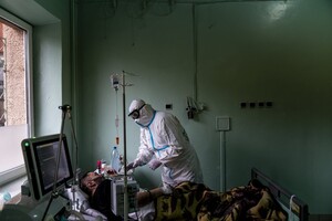 Впечатляющие фото: Associated Press опубликовало фоторепортаж, как лечат коронавирус в Украине фото