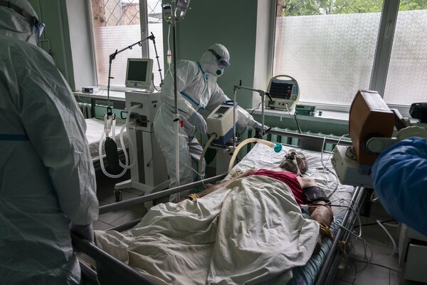 Впечатляющие фото: Associated Press опубликовало фоторепортаж, как лечат коронавирус в Украине фото 1