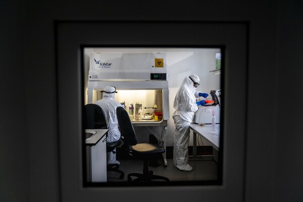 Впечатляющие фото: Associated Press опубликовало фоторепортаж, как лечат коронавирус в Украине фото 3