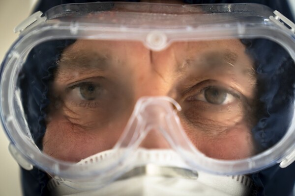 Впечатляющие фото: Associated Press опубликовало фоторепортаж, как лечат коронавирус в Украине фото 4