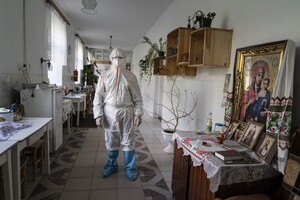Впечатляющие фото: Associated Press опубликовало фоторепортаж, как лечат коронавирус в Украине фото 5