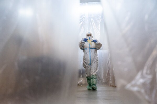 Впечатляющие фото: Associated Press опубликовало фоторепортаж, как лечат коронавирус в Украине фото 8