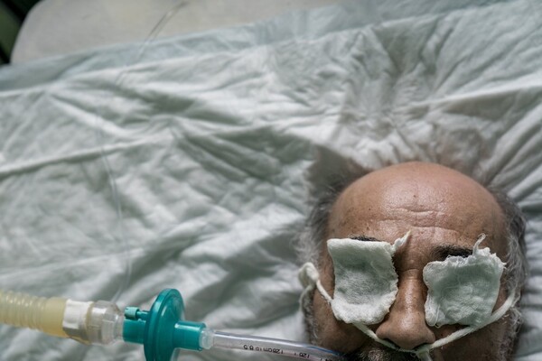 Впечатляющие фото: Associated Press опубликовало фоторепортаж, как лечат коронавирус в Украине фото 9