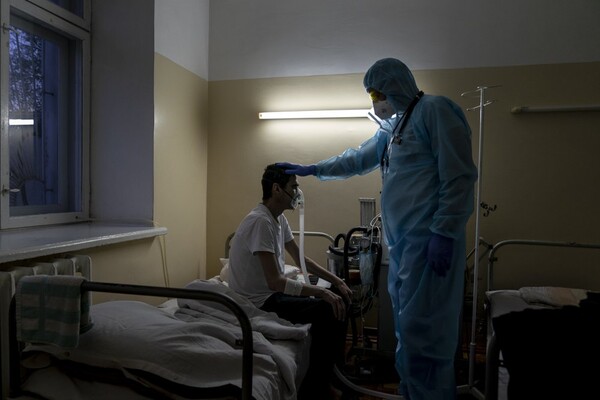 Впечатляющие фото: Associated Press опубликовало фоторепортаж, как лечат коронавирус в Украине фото 10