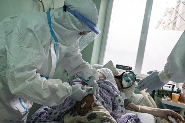 Впечатляющие фото: Associated Press опубликовало фоторепортаж, как лечат коронавирус в Украине фото 11