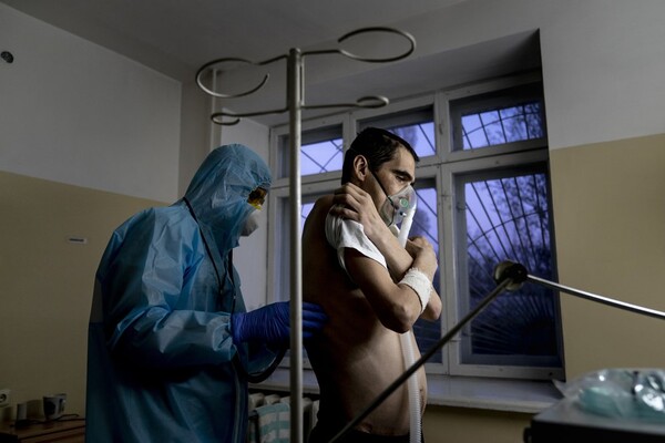 Впечатляющие фото: Associated Press опубликовало фоторепортаж, как лечат коронавирус в Украине фото 12