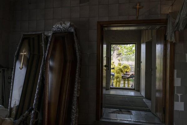 Впечатляющие фото: Associated Press опубликовало фоторепортаж, как лечат коронавирус в Украине фото 13