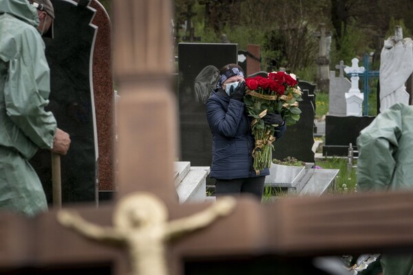 Впечатляющие фото: Associated Press опубликовало фоторепортаж, как лечат коронавирус в Украине фото 14