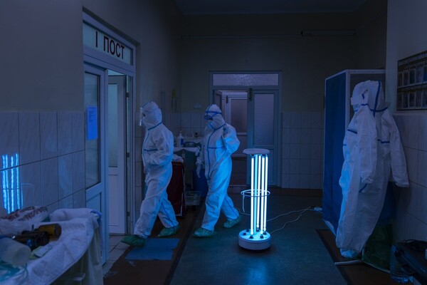 Впечатляющие фото: Associated Press опубликовало фоторепортаж, как лечат коронавирус в Украине фото 15